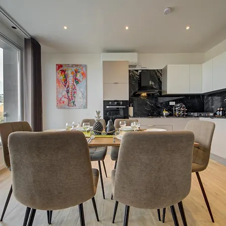 Ridge View - Beautiful With Sea Views شقة