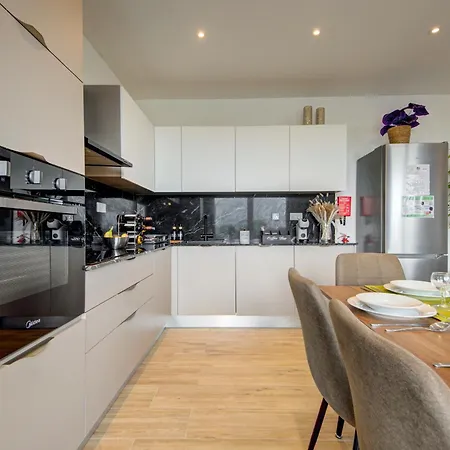 Ridge View 1 Sea View Terrace Apartment *