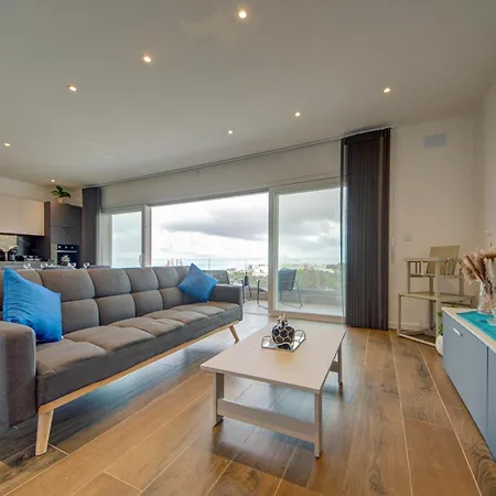 Ridge View - Beautiful With Sea Views شقة