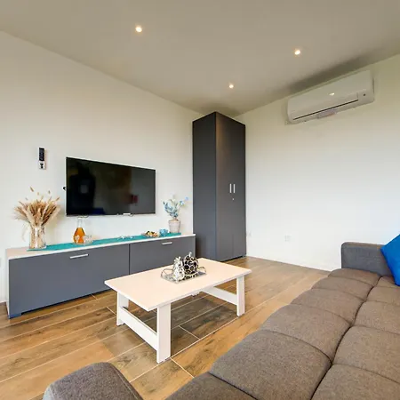 Ridge View - Beautiful With Sea Views *