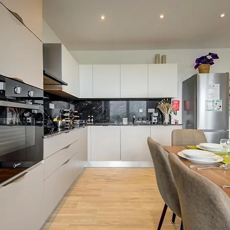 Ridge View - Beautiful With Sea Views Apartment